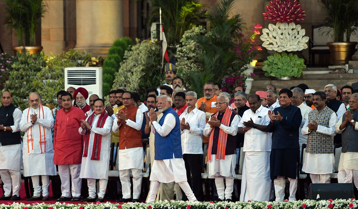 টানা তৃতীয় মেয়াদে ভারতের প্রধানমন্ত্রী হিসেবে শপথ নিয়েছেন নরেন্দ্র মোদি। রোববার সন্ধ্যার পর নয়াদিল্লিতে রাষ্ট্রপতি ভবনে ভারতের নতুন সরকারের মন্ত্রিদের শপথ গ্রহণ অনুষ্ঠান হয়