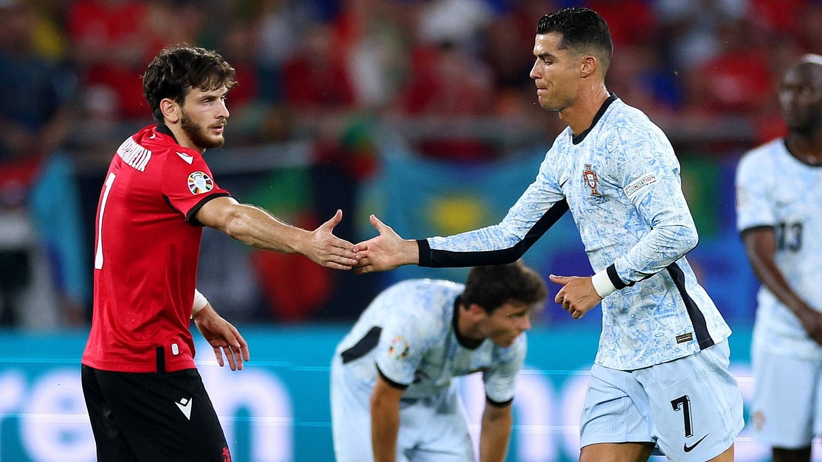 রোনালদোর সঙ্গে হাত মেলাচ্ছেন কাভারস্কেইয়া