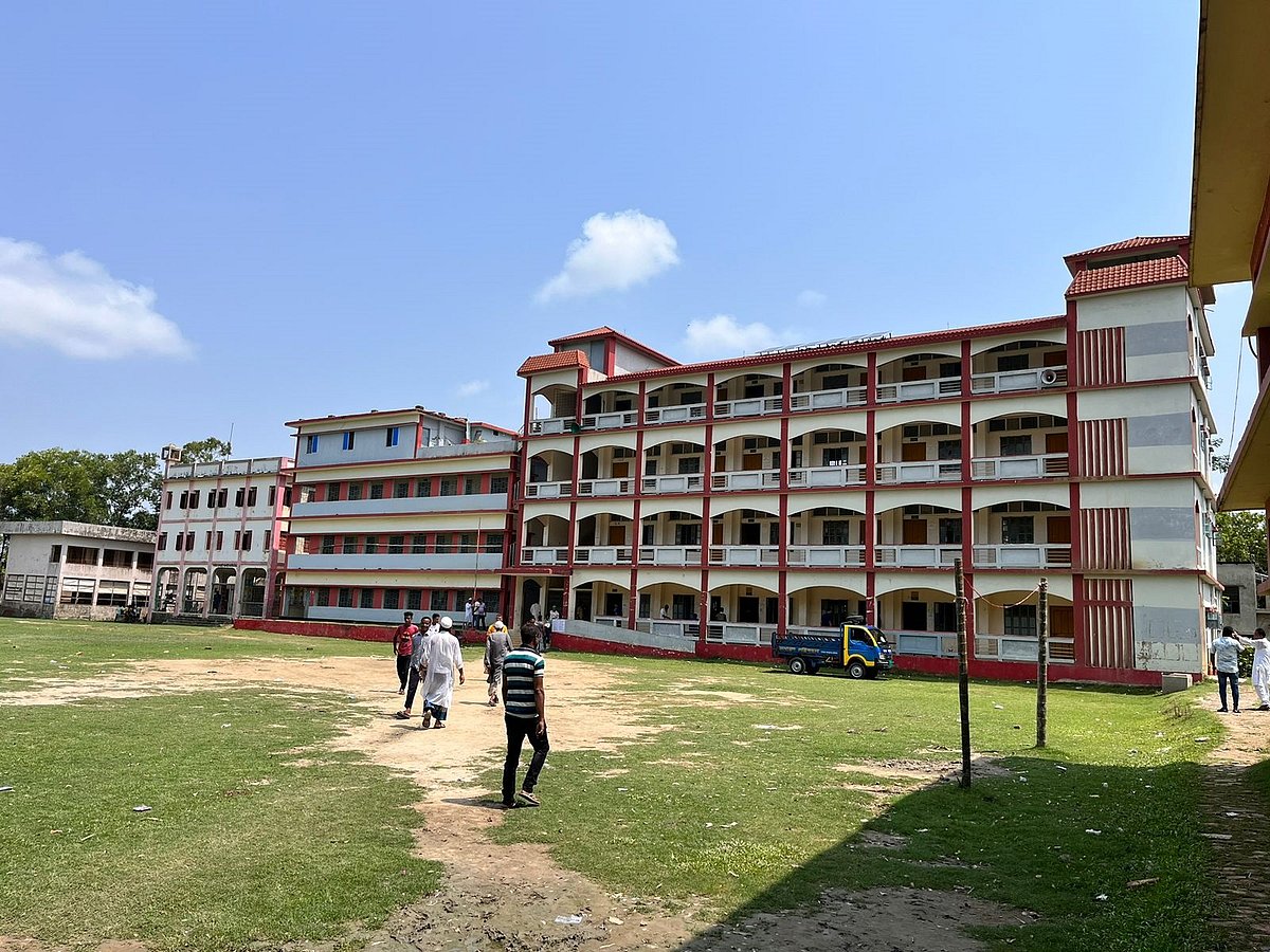 চট্টগ্রামের বাঁশখালী উপজেলার পশ্চিম বাঁশখালী চাপাছড়ি উচ্চবিদ্যালয় কেন্দ্রে ভোটারদের ভিড় ছিল না। আজ সকাল ১০টায়