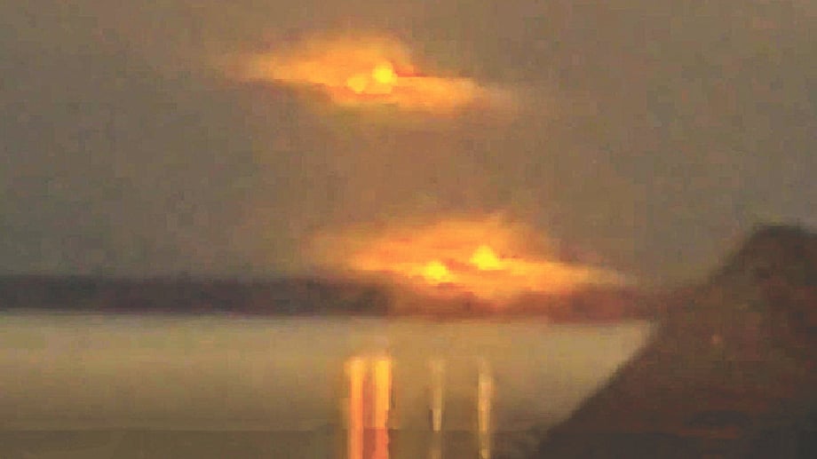 নদীর ওপর উজ্জ্বল আলোর গোলক