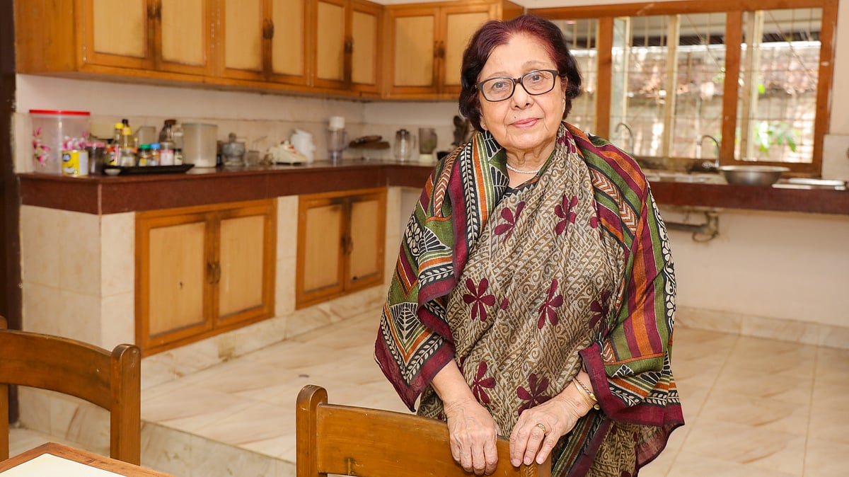 রান্নাঘরের সামনে দাঁড়িয়ে আনোয়ারা সৈয়দ হক