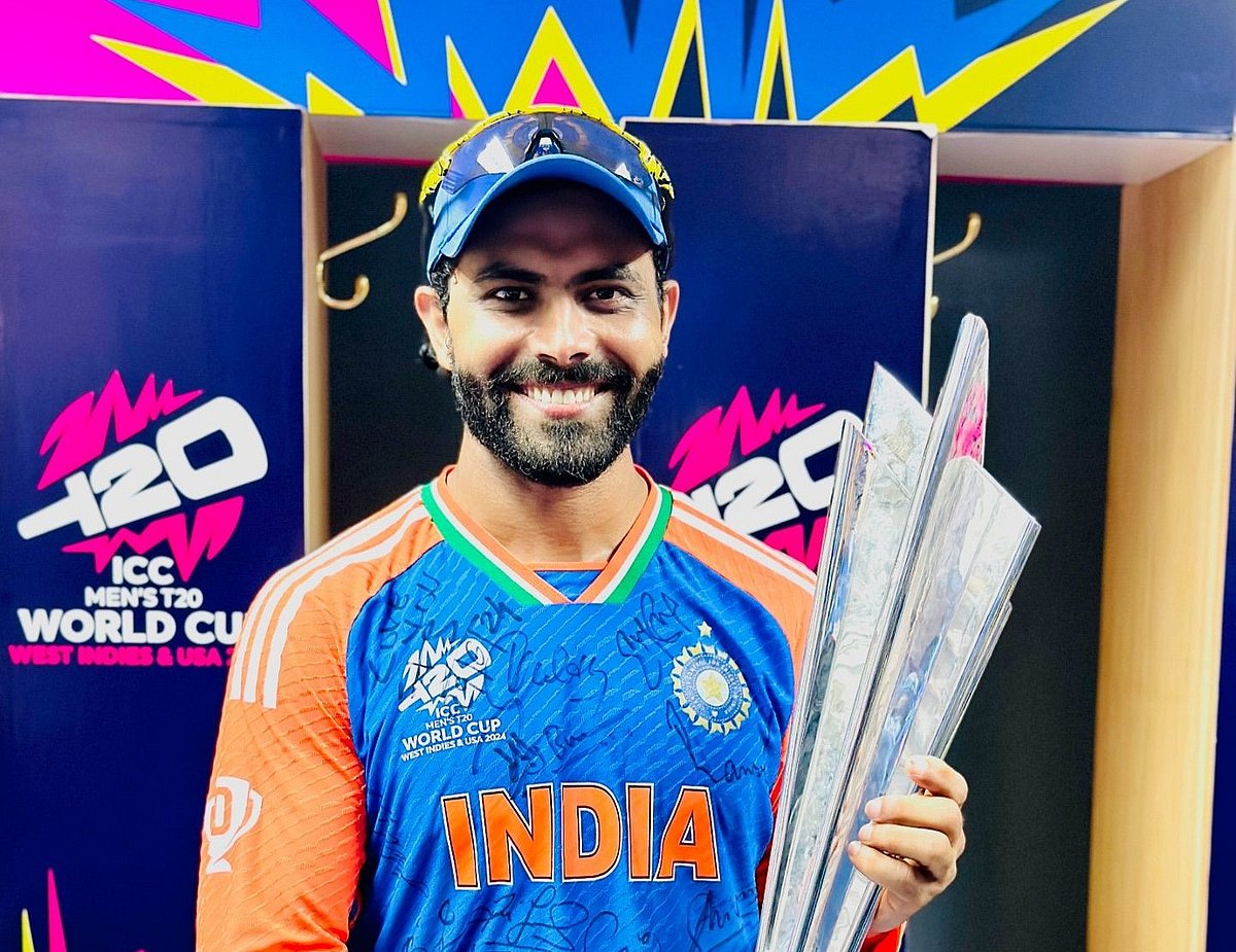বিশ্বকাপ ট্রফি হাতে নিয়ে হাসিমুখে টি–টোয়েন্টিকে বিদায় বললেন রবীন্দ্র জাদেজা