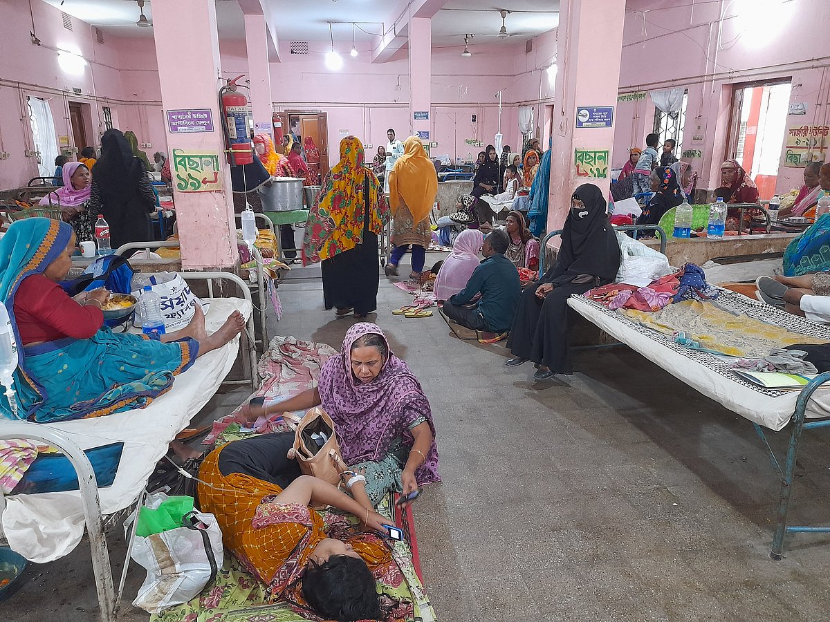 ২৫০ শয্যার নীলফামারী জেনারেল হাসপাতালে স্থান সংকুলান না হওয়ায় বারান্দায় ও মেঝেতে ঠাঁই নিয়ে চিকিৎসাসেবা নিতে হচ্ছে রোগীদের। ছবিটি সোমবার দুপুরে তোলা