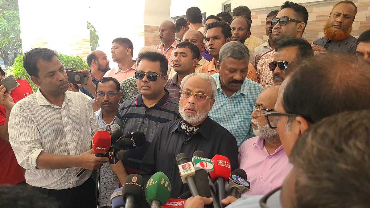 রংপুরে সার্কিট হাউসে বিরোধীদলীয় নেতা ও জাতীয় পার্টির চেয়ারম্যান জি এম কাদের সাংবাদিকদের প্রশ্নের জবাব দিচ্ছেন। বুধবার বিকেলে