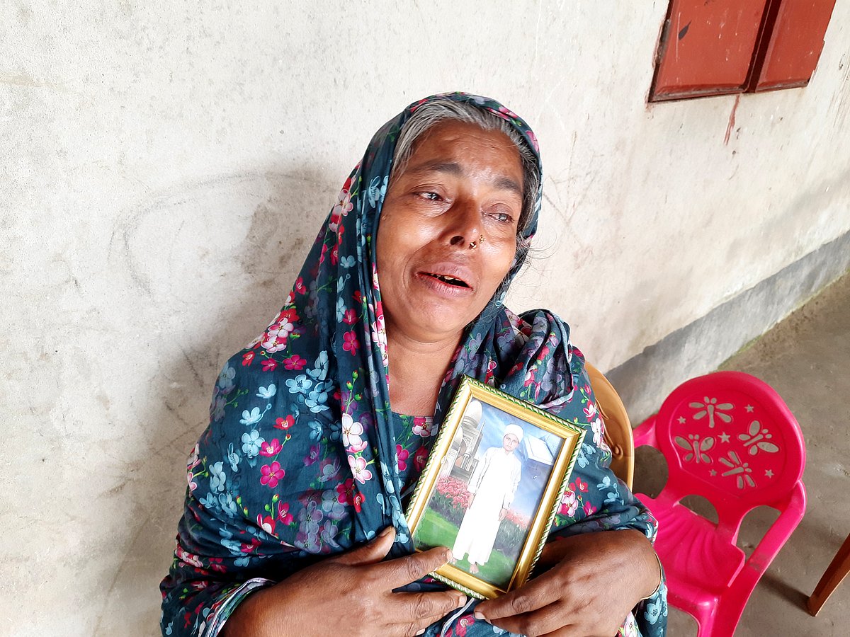 ছেলের ছবি বুকে নিয়ে আহাজারি করছেন মা নাসিমা আক্তার। বুধবার নান্দাইল উপজেলার চামারুল্লাহ গ্রামে