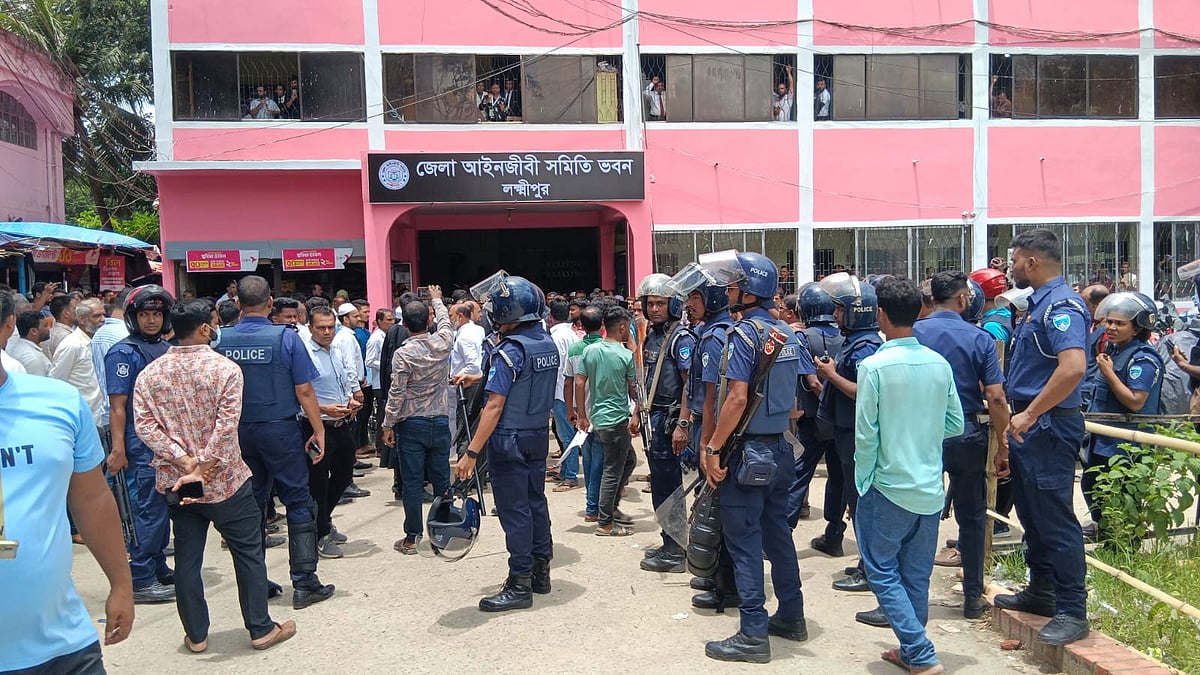 ‘মার্চ ফর জাস্টিস’ কর্মসূচিতে লক্ষ্মীপুরে আইনজীবীদের দুই পক্ষের মধ্যে হট্টগোল হয়। আজ দুপুরে লক্ষ্মীপুর আদালত প্রাঙ্গণে