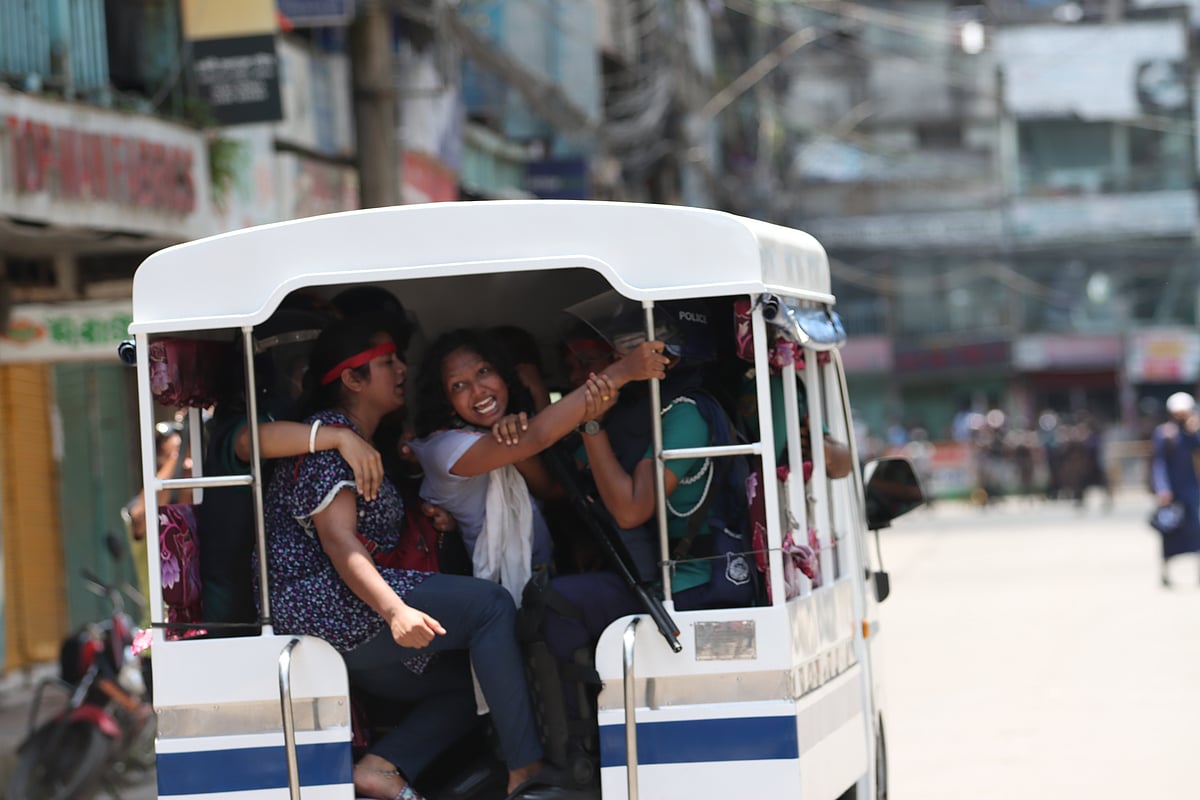 ‘মার্চ ফর জাস্টিস’ কর্মসূচিতে আন্দোলনকারীরা বরিশাল জেলা ও দায়রা জজ আদালতের সামনে অবস্থান নিলে পুলিশ লাঠিপেটা করে তাঁদের ছত্রভঙ্গ করে দেয়। এ সময় কয়েকজন আন্দোলনকারীকে পুলিশ আটক করে নিয়ে যায়। বিকেলে তাঁদের ছেড়ে দেওয়া হয়। বুধবার দুপুরে ফজলুল হক অ্যাভিনিউয়ে