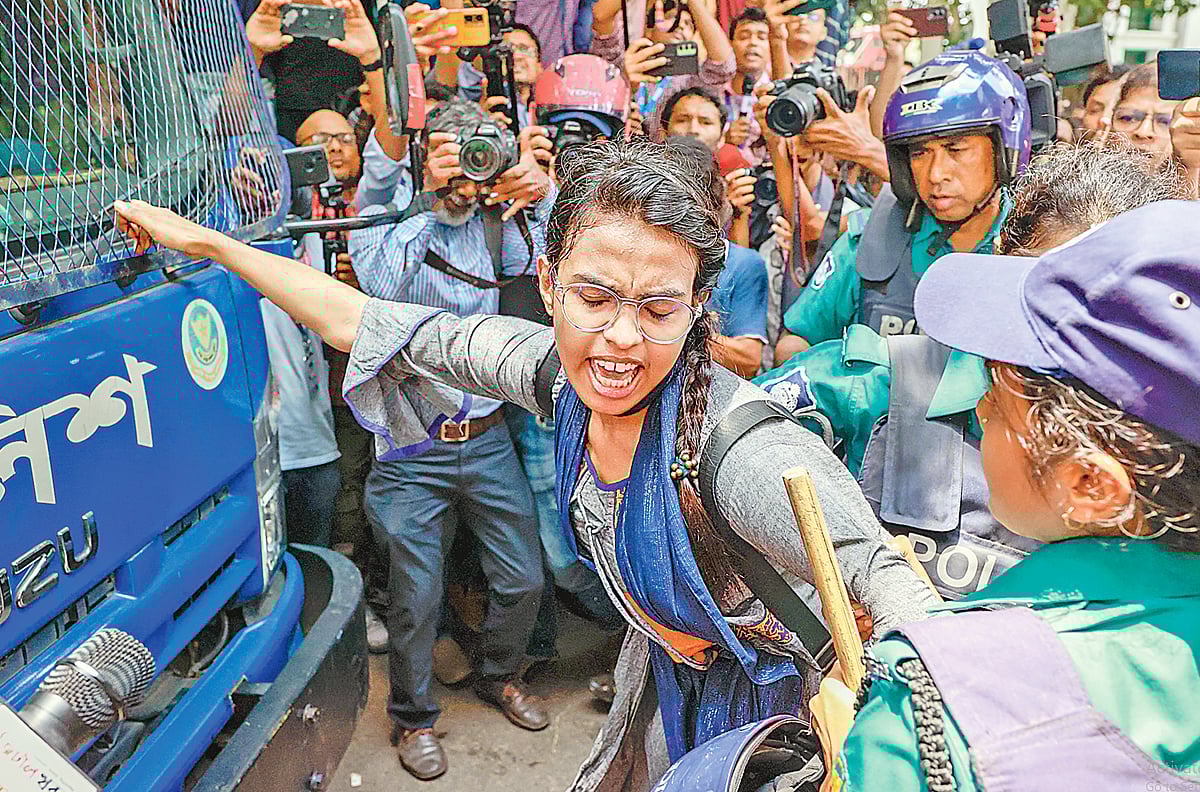 ‘মার্চ ফর জাস্টিস’ কর্মসূচি উপলক্ষে শিক্ষার্থীরা জড়ো হন রাজধানীর দোয়েল চত্বর থেকে হাইকোর্ট এলাকায়। এ সময় তাঁদের কয়েকজনকে আটক করে পুলিশ। পরে প্রিজন ভ্যানের সামনে রুখে দাঁড়ান নুসরাত হক নামের এই শিক্ষার্থী। গতকাল দুপুরে