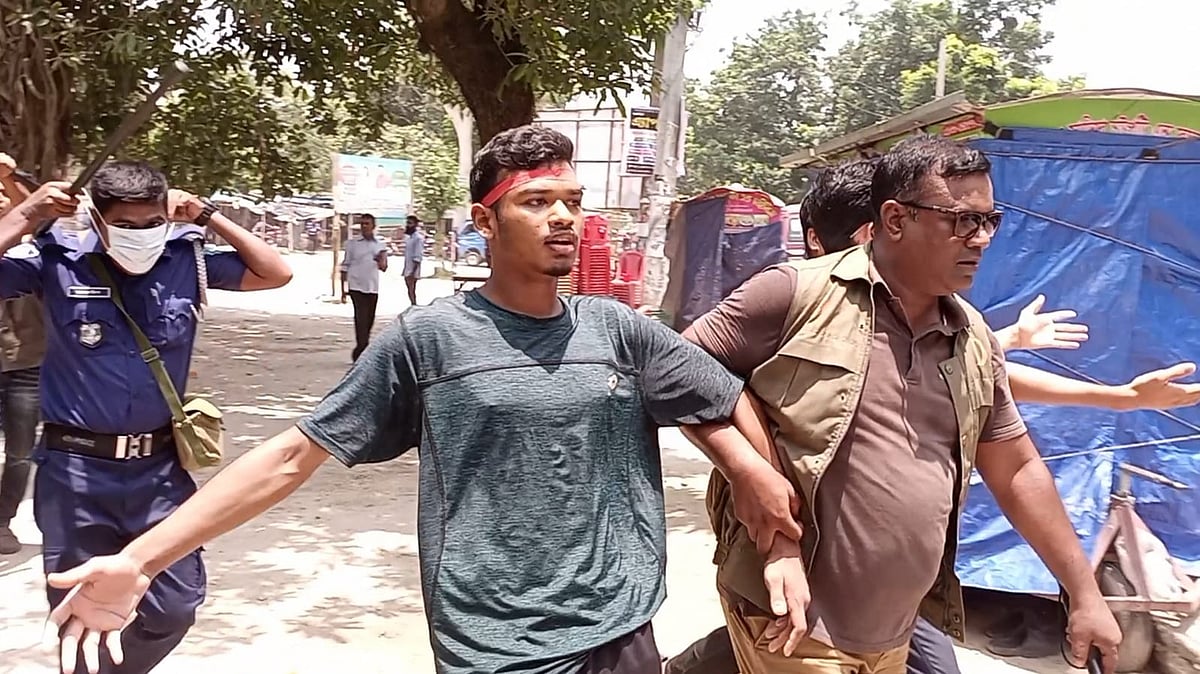 কোটা সংস্কার আন্দোলনে বিক্ষোভরত এক শিক্ষার্থীকে আটক করে নিয়ে যাচ্ছে পুলিশ। আজ বুধবার দুপুরে দিনাজপুর শহরের কেন্দ্রীয় শহীদ মিনার প্রাঙ্গণে