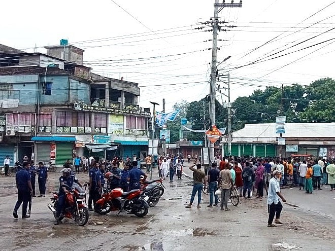 জামালপুরের মাদারগঞ্জ উপজেলা পরিষদের নবনির্বাচিত চেয়ারম্যানের মুক্তির দাবিতে সকাল-সন্ধ্যা হরতাল চলছে। আজ মঙ্গলবার সকালে মাদারগঞ্জ শহরের বালিজুড়ী বাজার এলাকা থেকে তোলা