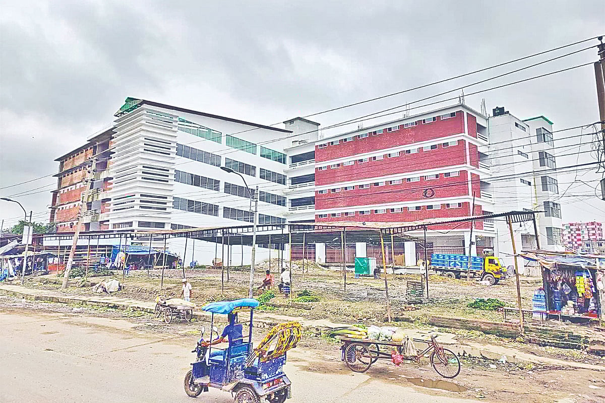 যাত্রাবাড়ী পাইকারি কাঁচাবাজার। কারওয়ান বাজার ব্যবসায়ীরা সেখানে যেতে চেয়েছেন। তবে সেখানে কিছু দোকান ও জায়গা স্থানীয় ব্যবসায়ীদের দখলে রয়েছে