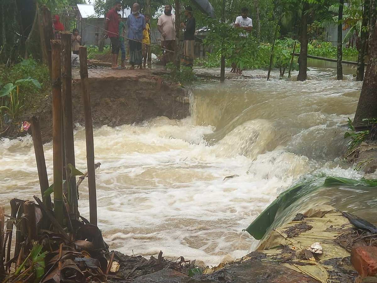 বাঁধ ভেঙে লোকালয়ে প্রবেশ করছে কুশিয়ারা নদীর পানি। আজ মঙ্গলবার সকালে মৌলভীবাজার সদর উপজেলার খলিলপুর ইউনিয়নের হামরকোনায়
