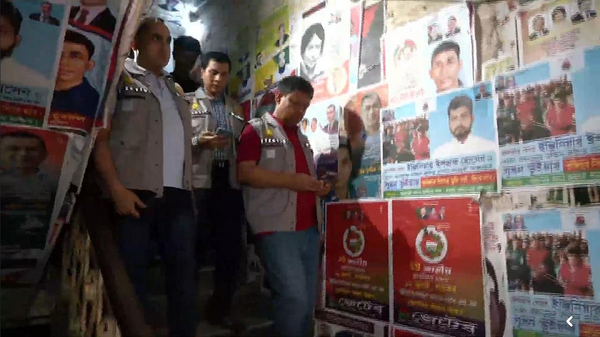 মঙ্গলবার দিবাগত রাত সাড়ে ১২টার দিকে নয়াপল্টনে বিএনপির কেন্দ্রীয় কার্যালয়ে অভিযান চালিয়েছে গোয়েন্দা পুলিশ