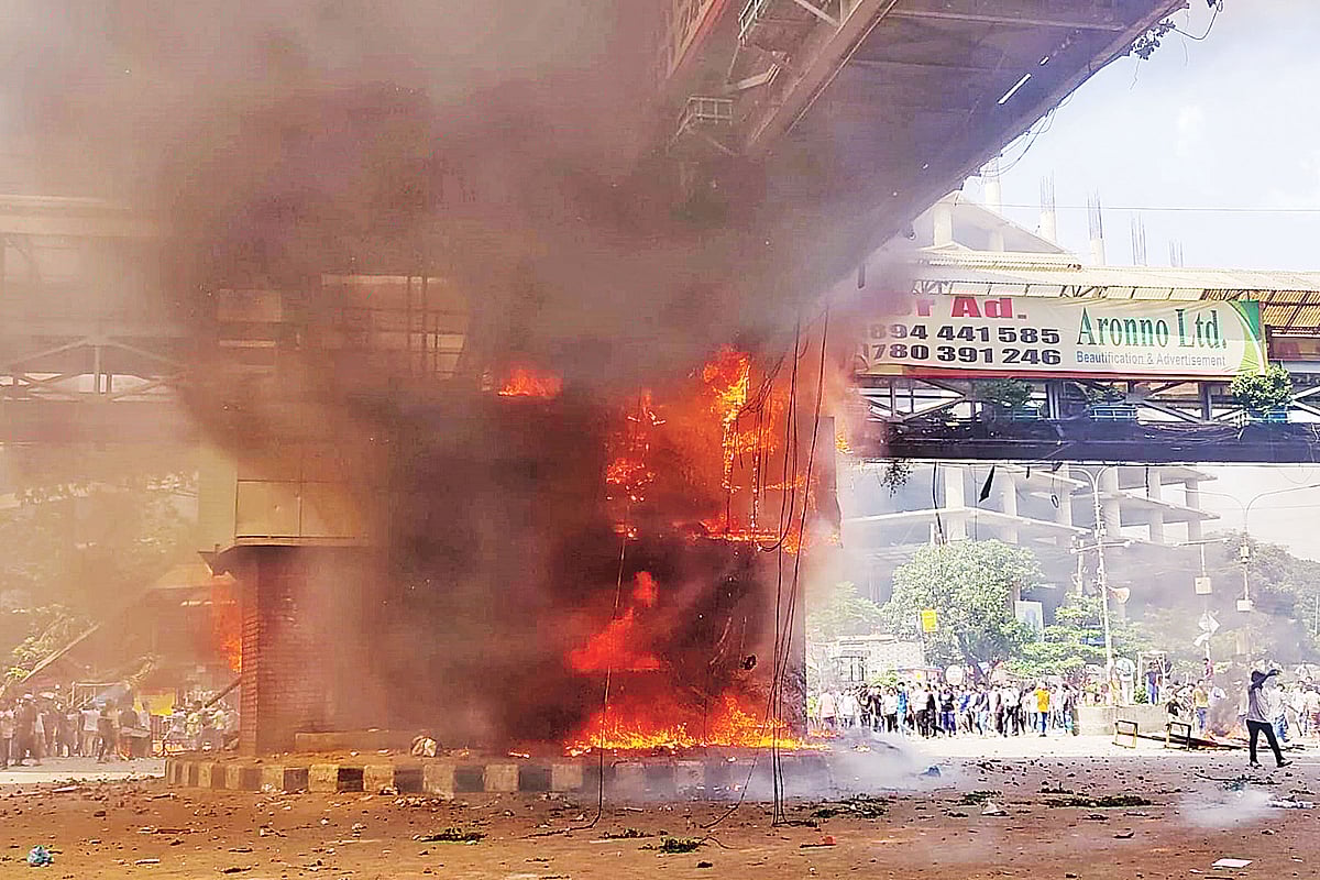 কোটা সংস্কার আন্দোলনের সময় পুলিশ বক্সে আগুন ধরিয়ে দেওয়া হয়। গত বৃহস্পতিবার রাজধানীর মিরপুরের ১০ নম্বর গোলচত্বরে