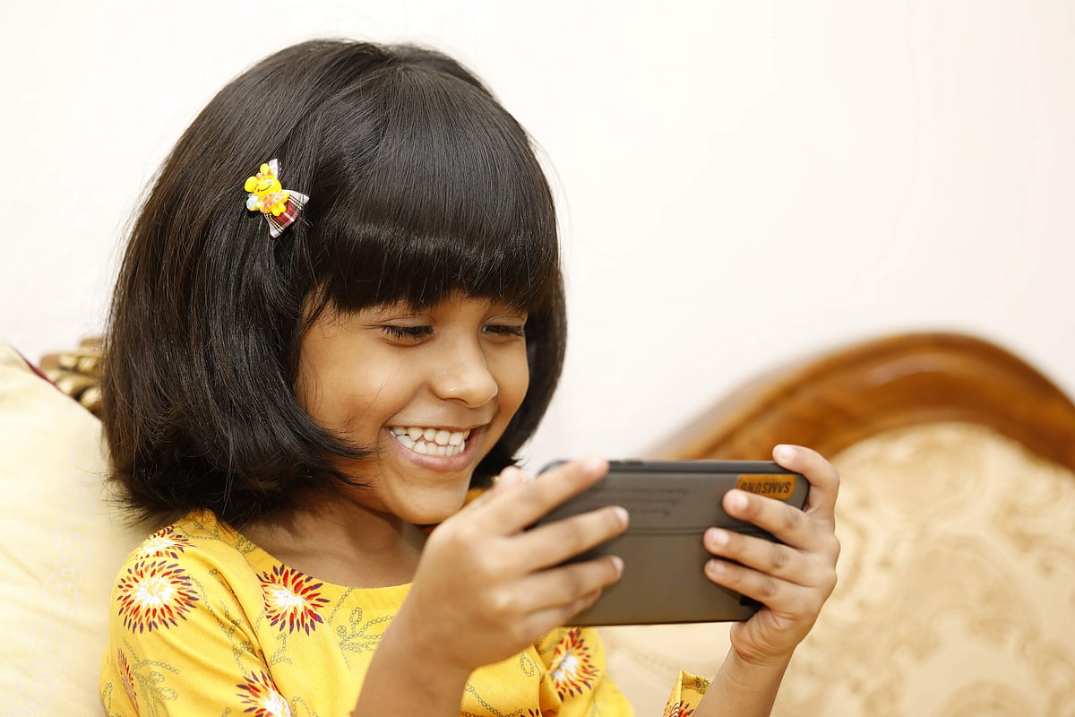 ধীরে ধীরে স্মার্টফোনের দুনিয়াতেই কখন যেন আটকা পড়েছে শিশুরা