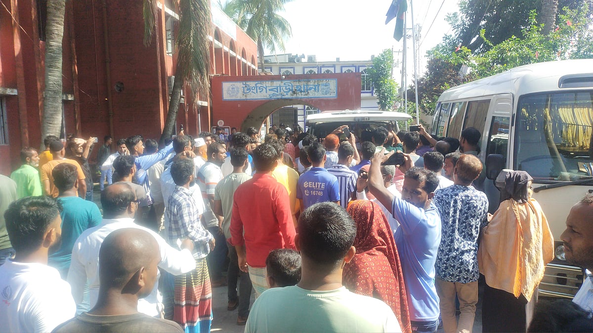 মুন্সিগঞ্জের টঙ্গিবাড়ী উপজেলার পাঁচগাঁও ইউপি চেয়ারম্যানকে গুলি করে হত্যার পর স্বজনদের আহাজারি। আজ রোববার বেলা তিনটার দিকে টঙ্গিবাড়ী থানায়