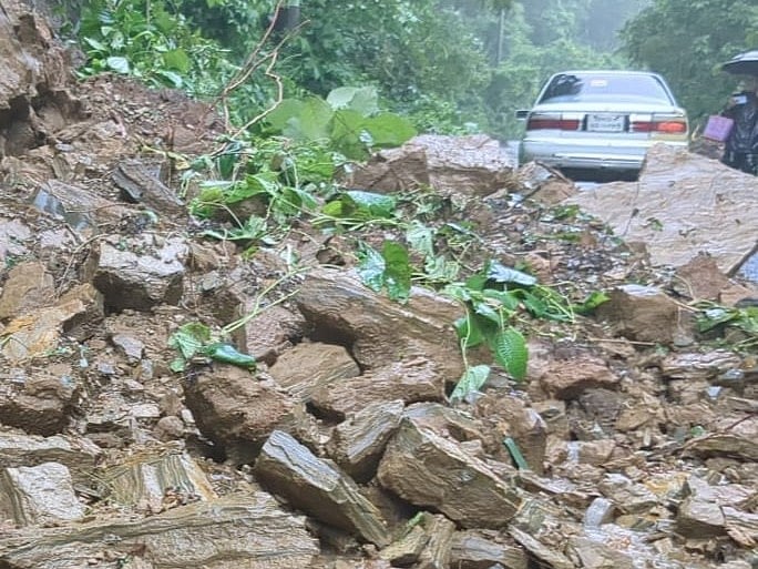 খাগড়াছড়ি-চট্টগ্রাম সড়কে আলুটিলার সাপাহার এলাকায় পাহাড়ধসে যান চলাচল বন্ধ