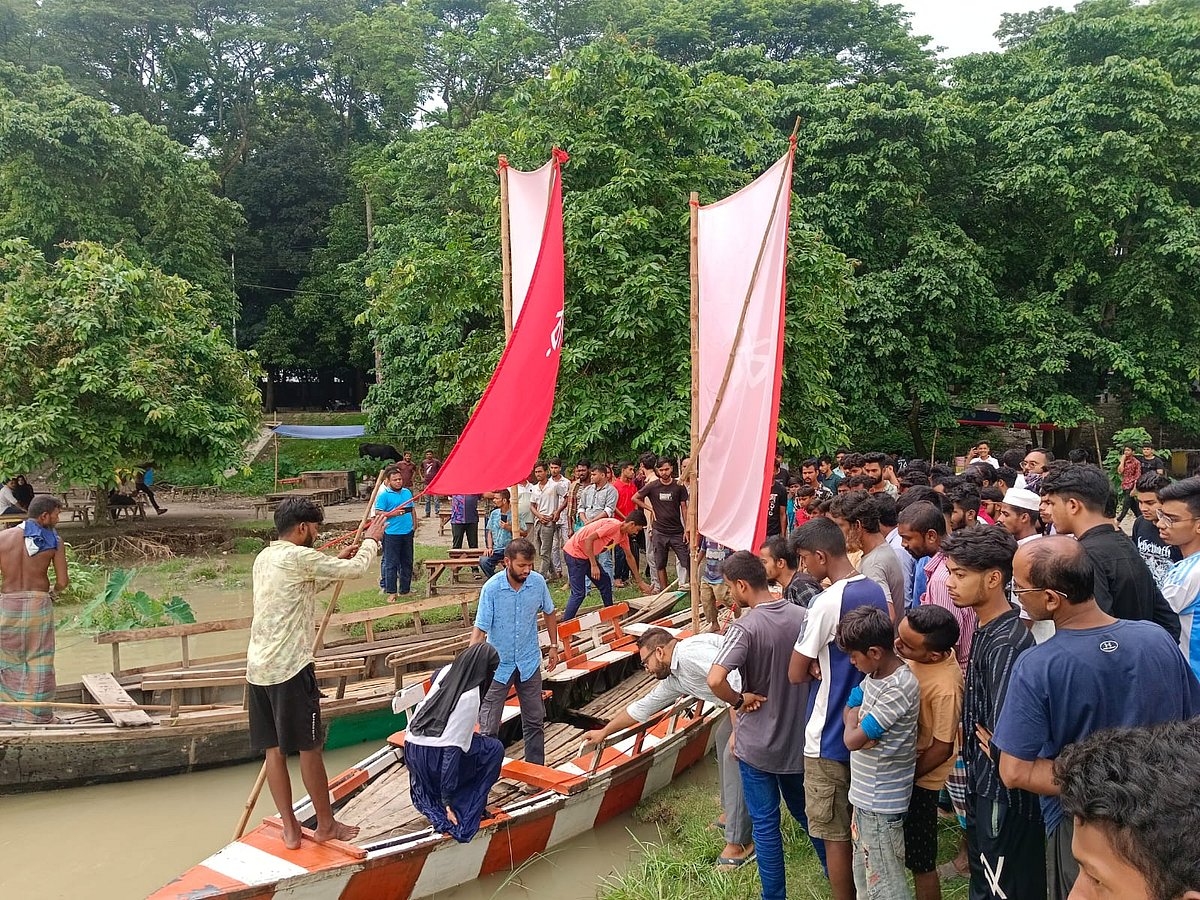 ব্রহ্মপুত্র নদে আত্মহত্যার জন্য ঝাঁপ দেওয়া স্কুলছাত্রীকে পাড়ে তুলে নিয়ে আসেন মাঝি স্বপন