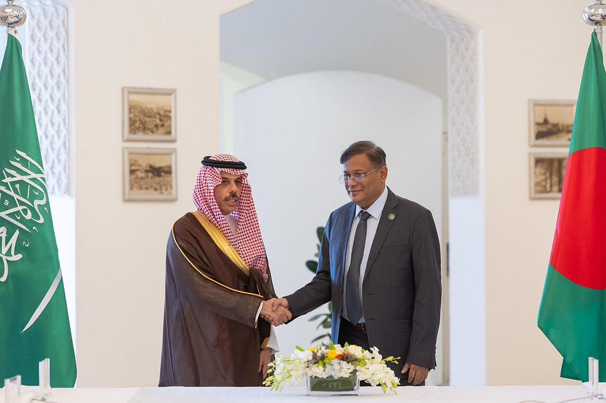 পররাষ্ট্রমন্ত্রী হাছান মাহমুদ রিয়াদে সৌদি পররাষ্ট্রমন্ত্রী ফয়সাল বিন ফারহানের সঙ্গে রাজনৈতিক সংলাপে অংশ নেন। সৌদি আরব, ১ জুলাই
