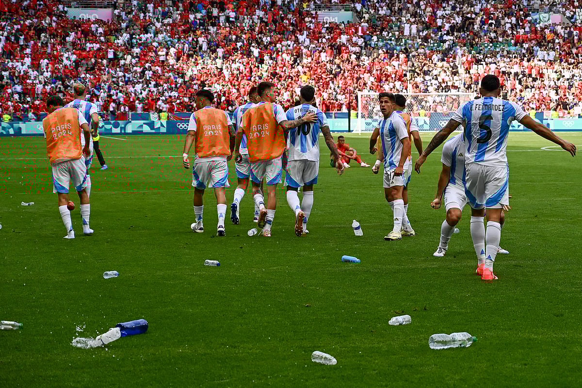 আর্জেন্টিনার সমর্থকদের তাক করে মাঠে বোতল ও অন্যান্য জিনিস ছুড়ে মেরেছেন দর্শকেরা