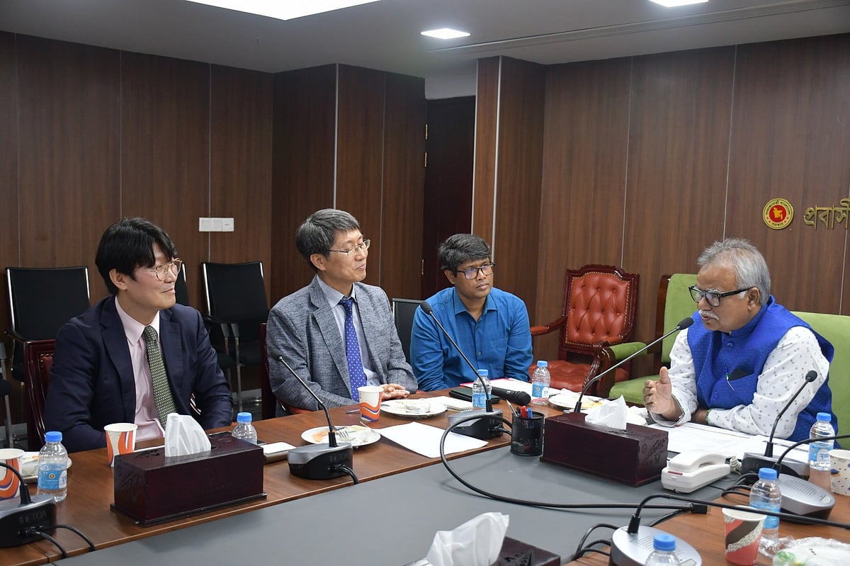 প্রবাসী কল্যাণ ও বৈদেশিক কর্মসংস্থার মন্ত্রণালয়ের সম্মেলনকক্ষে প্রতিমন্ত্রী শফিকুর রহমান চৌধুরীর সঙ্গে সৌজন্য সাক্ষাৎ করেন কোইকার কান্ট্রি ডিরেক্টর তাইয়ং কিম। ঢাকা, ৭ জুলাই