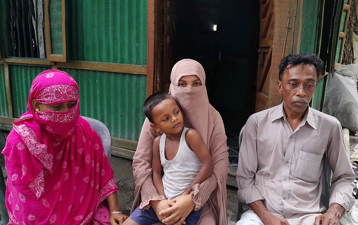 ছেলেকে কোলে নিয়ে ঢাকায় গুলিতে নিহত গাড়িচালক মামুন হোসেনের কথা বলছেন স্ত্রী সুলতানা আক্তার। দুই পাশে মামুনের বাবা–মা। আজ সকালে নোয়াখালী সদর উপজেলার বিনোদপুর ইউনিয়নের জালিয়াল গ্রামে