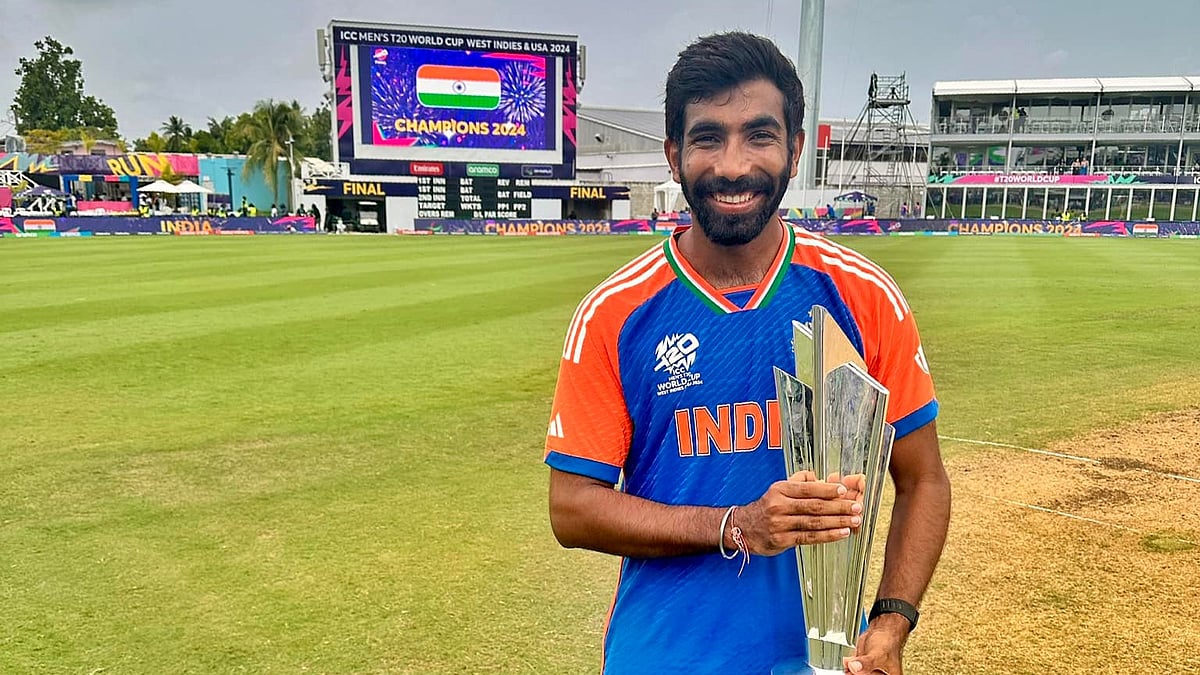 টি–টোয়েন্টি বিশ্বকাপ ট্রফি হাতে ভারতীয় ফাস্ট বোলার যশপ্রীত বুমরা