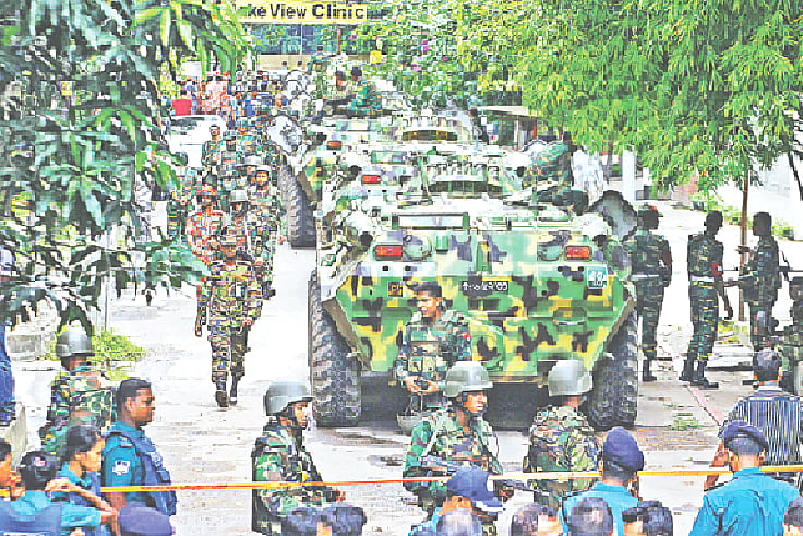 হোলি আর্টিজানে ২০১৬ সালের ২ জুলাই সকালে অভিযান শেষ করার পর সেনাসদস্যদের অবস্থান