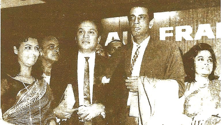 বার্লিন চলচ্চিত্র উৎসবে যাওয়ার আগে কলকাতার বিমানবন্দরে সুপ্রিয়া, উত্তমকুমার, সত্যজিৎ রায় ও বিজয়া রায়