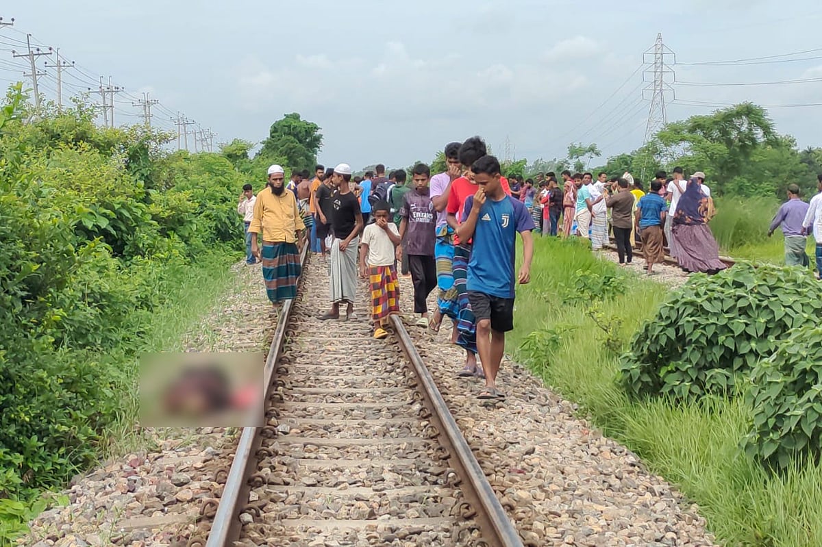ট্রেনে কাটা পড়ে পাঁচ তরুণের মৃত্যু হয়েছে। দুর্ঘটনার পর ঘটনাস্থলে এসে স্থানীয় লোকজন ভিড় করেন। আজ সোমবার সকালে নরসিংদীর রায়পুরা উপজেলার কমলপুর এলাকায়