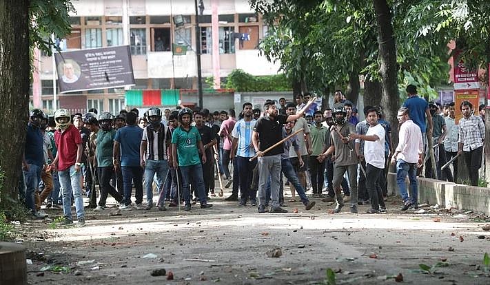 ১৫ জুলাই ঢাকা বিশ্ববিদ্যালয়ে কোটা সংস্কার আন্দোলনে যুক্ত একদল শিক্ষার্থী প্রবেশ করতে গেলে তাতে বাধা দেয় ছাত্রলীগ। এ নিয়ে দুই পক্ষের মধ্যে সংঘর্ষ হয়। পরদিন থেকে এ আন্দোলন দেশজুড়ে সংঘর্ষ–সহিংস পরিস্থিতির দিকে চলে যায়।
