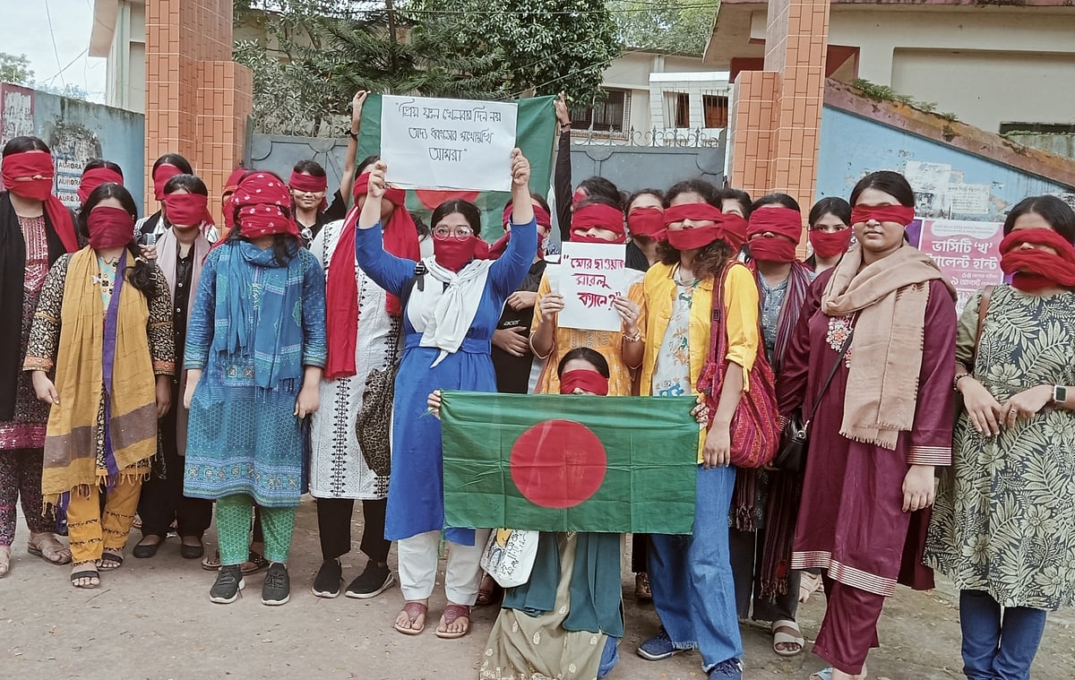 কয়েকটি শিক্ষাপ্রতিষ্ঠানের ছাত্রীরা মুখে লাল কাপড় বেঁধে বৈষম্যবিরোধী ছাত্র আন্দোলনে সংহতি প্রকাশ করেছেন। । আজ মঙ্গলবার দুপুরে হবিগঞ্জে বসন্ত কুমারী গোপাল চন্দ সরকারি বালিকা উচ্চবিদ্যালয়ে