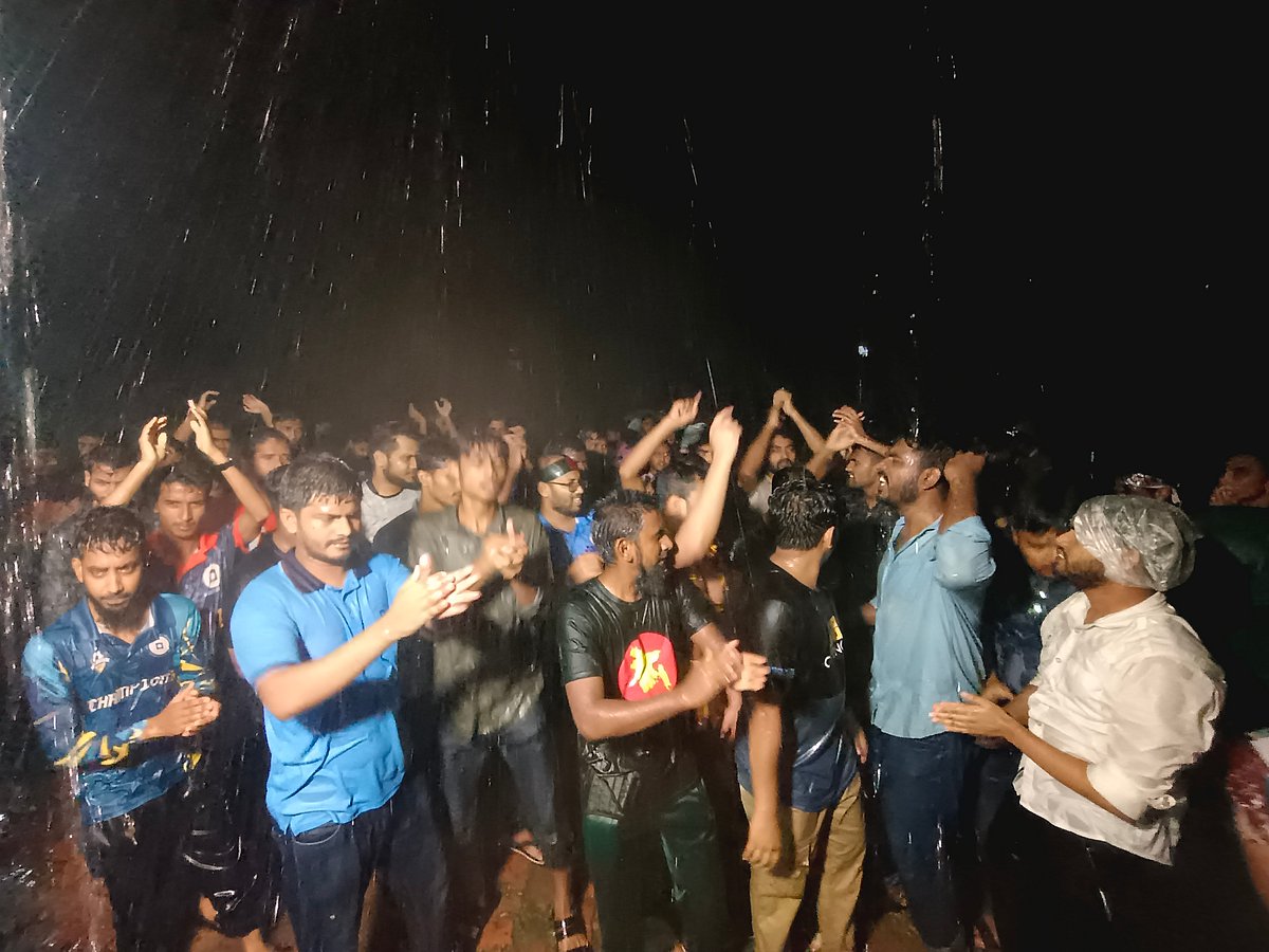 বৃষ্টির মধ্যেই রেললাইন অবরোধ করে বিক্ষোভ করছেন রাজশাহী বিশ্ববিদ্যালয়ের শিক্ষার্থীরা। আজ বৃহস্পতিবার রাত সাড়ে ৭টার দিকে বিশ্ববিদ্যালয় স্টেশন বাজার এলাকায়