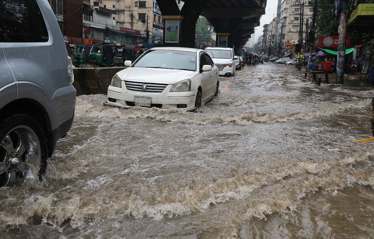সকাল থেকে টানা বৃষ্টিতে জলাবদ্ধতা সৃষ্টি হয়েছে চট্টগ্রাম নগরে । আজ সকাল সাড়ে ১০টায়নগরের জিইসি মোড়ে