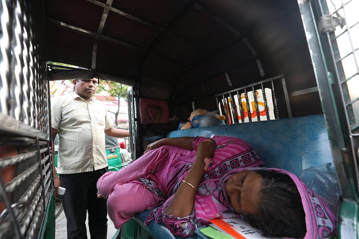 লিভারের সমস্যায় আক্রান্ত রশিদা বেগম গ্রিন লাইফ হাসপাতালে পরীক্ষা করিয়ে ফিরে যাওয়ার সময় কোটাবিরোধী আন্দোলনের কারণে যানজটে আটকে পড়েন। এক ঘণ্টার বেশি সময় তিনি পথে আটকে ছিলেন। পাশে ছিলেন তাঁর ছেলে মো. শাহজাহান ভূঁইয়া। উত্তর বাড্ডার এ এম জেড হাসপাতালে যাওয়ার পথে এই ভোগান্তিতে পড়েন তিনি। সোমবার বিকেলে পান্থপথে বসুন্ধরা সিটি শপিং মলের সামনে