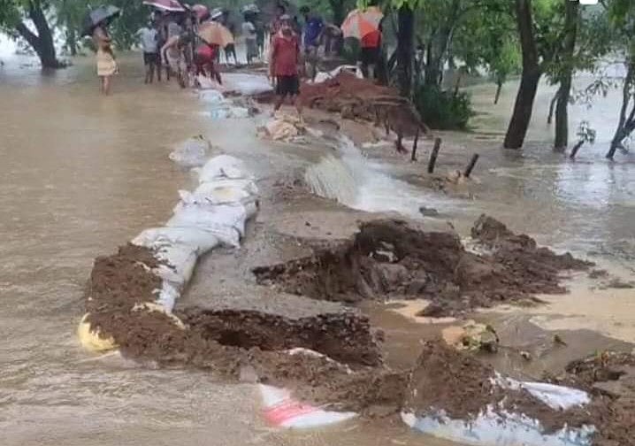 সুনামগঞ্জ-তাহিরপুর সড়ক উপচে ঢুকছে পাহাড়ি ঢলের পানি। আজ সোমবার বিকেলে সড়কের চিকসা এলাকায়