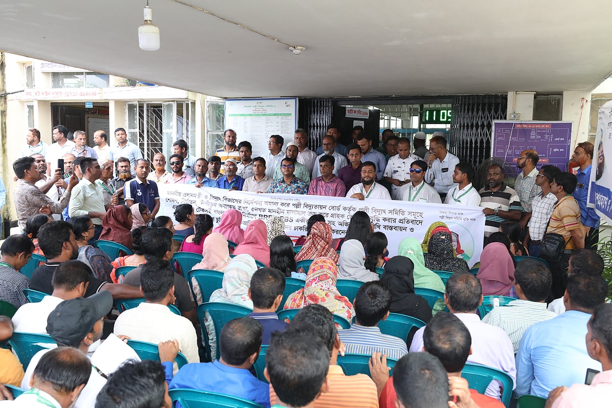 অভিন্ন চাকরিবিধি বাস্তবায়ন এবং চুক্তিভিত্তিক ও অনিয়মিত কর্মচারীদের নিয়মিতকরণের দাবিতে দীর্ঘদিন আন্দোলন করে আসছেন পল্লী বিদ্যুৎ সমিতির কর্মকর্তা-কর্মচারীরা