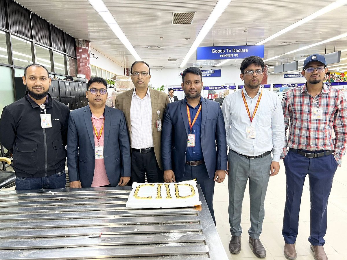 ঢাকায় হজরত শাহজালাল আন্তর্জাতিক বিমানবন্দরে আজ বুধবার ভোরে ৪ কেজি ৪২০ গ্রামের একটি সোনার চোরাচালান আটক করেছেন শুল্ক গোয়েন্দারা