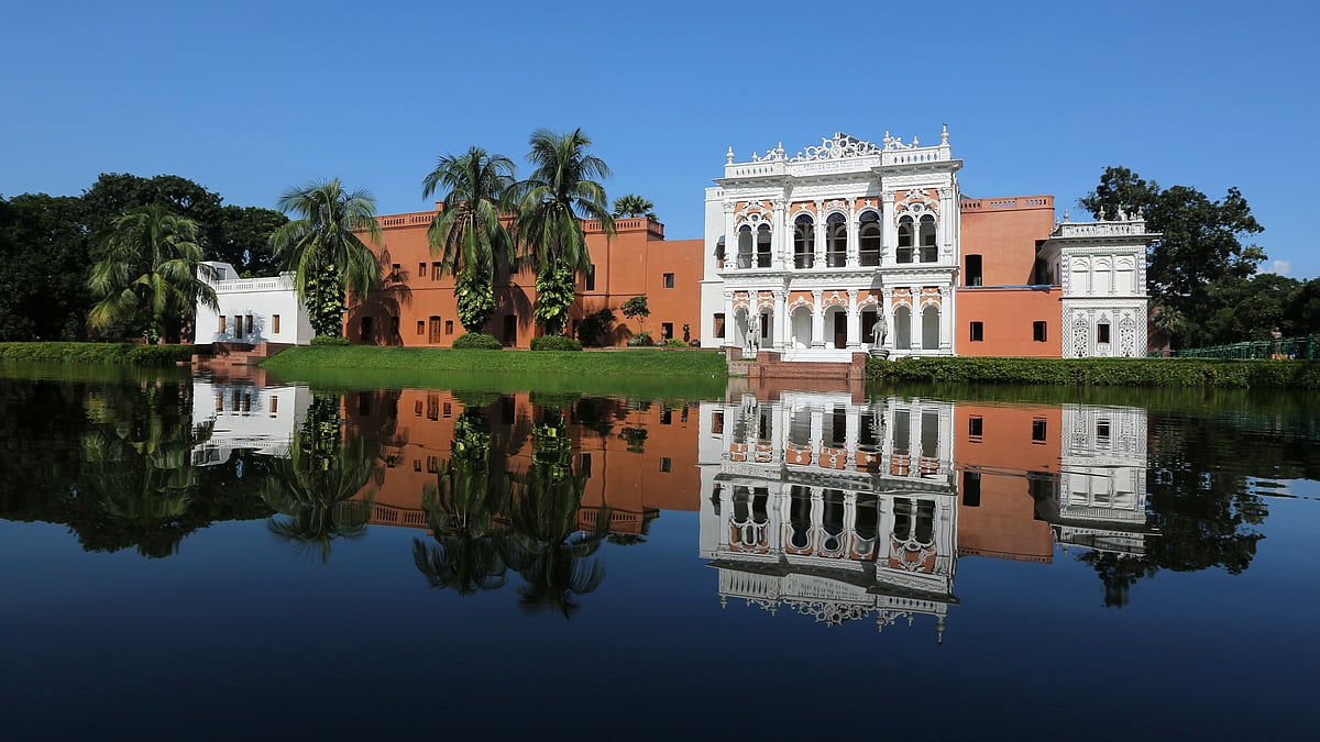 একটি মুসলিম বসতির ওপর নির্মিত হয়েছিল এই বাড়ি