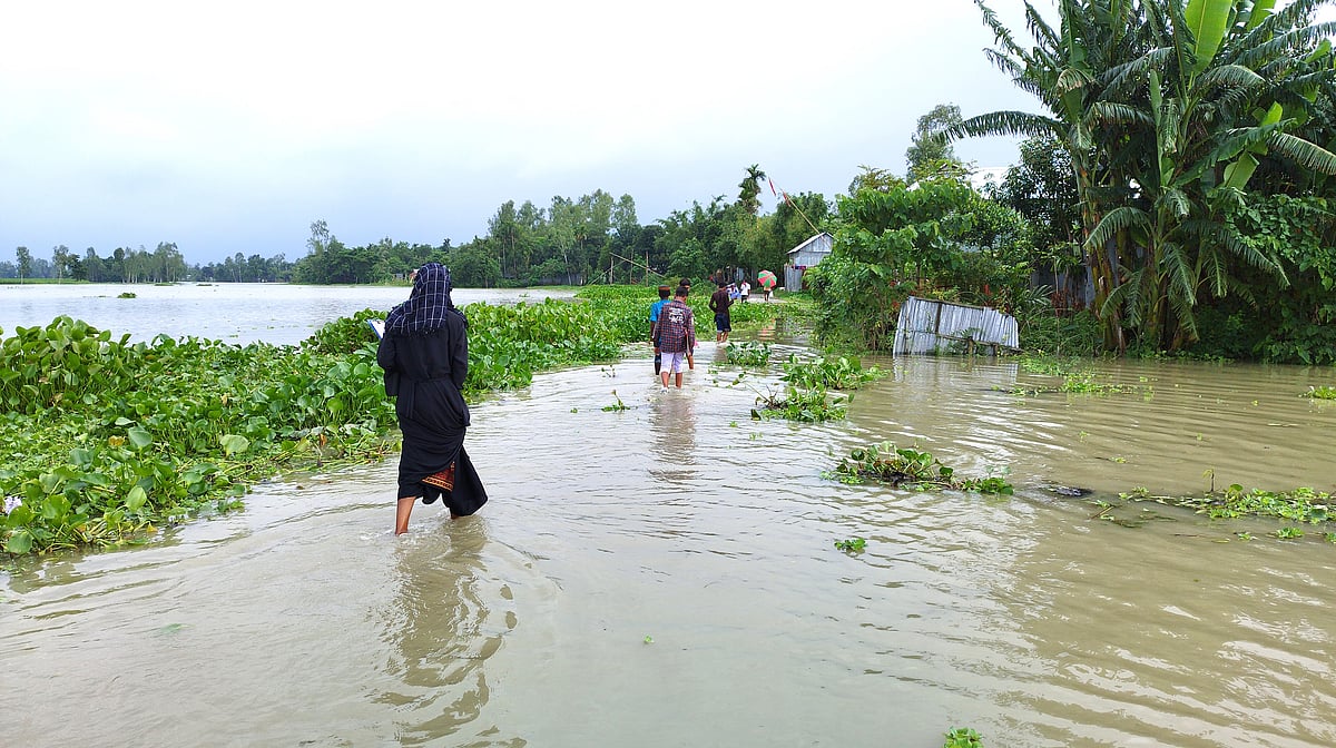 জামালপুরে নদীর তীরবর্তী নিম্নাঞ্চল প্লাবিত হতে শুরু করেছে। গতকাল দুপুরে ইসলামপুর উপজেলার দেলিপাড় এলাকায়