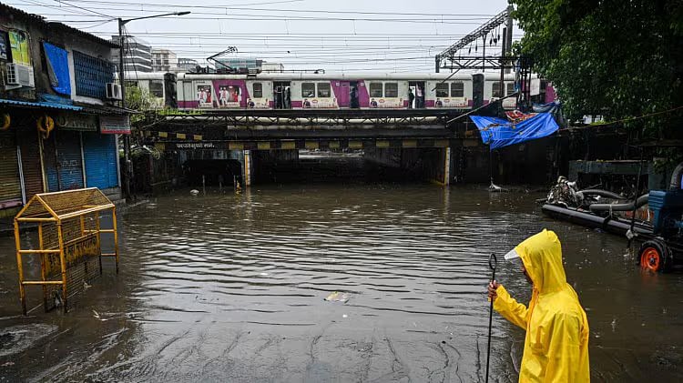 গতকাল রোববার দিবাগত রাত ১টা থেকে আজ সকাল ৭টা পর্যন্ত ভারতের এ নগরীর কিছু এলাকায় ৩০০ মিলিমিটারের বেশি বৃষ্টি রেকর্ড করা হয়েছে