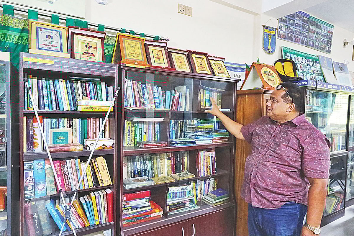 ১৯৯৭ সাল থেকে তিল তিল করে গড়ে তোলা পাঠাগারে মনিরুল আলমগীর