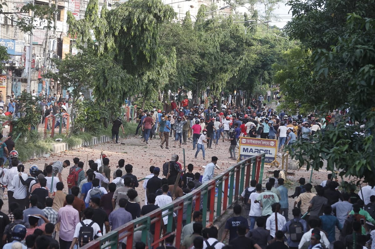 মুখোমুখি অবস্থানে আন্দোলনকারী শিক্ষার্থী ও যুবলীগ-ছাত্রলীগের নেতা-কর্মীরা। আজ বিকেলের দিকে সায়েন্স ল্যাব এলাকায়