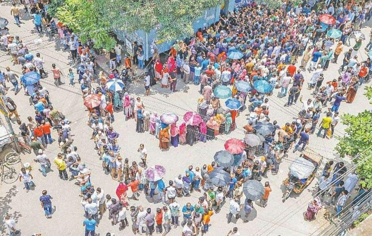ইন্টারনেট সেবা বন্ধ থাকায় বিদ্যুতের প্রিপেইড মিটার রিচার্জ করতে পারছেন না গ্রাহকেরা। এমন অবস্থায় বিদ্যুৎ অফিসের সামনে দীর্ঘ লাইন। ২১ জুলাই দুপুর ১২টায় মিরপুর ১৩ নম্বর এলাকায়।