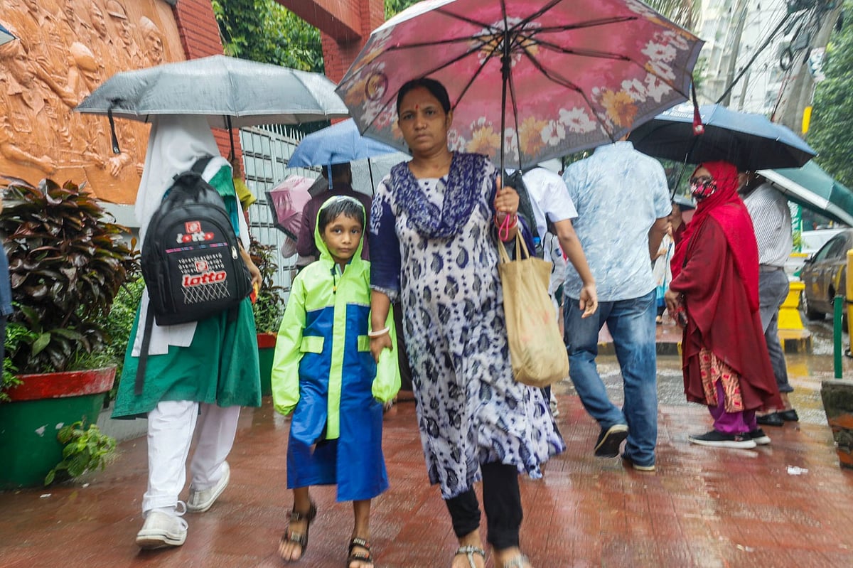 বৃষ্টিতে ভোগান্তিতে পড়ে স্কুলের শিক্ষার্থীরা। এক শিক্ষার্থীকে স্কুলে নিয়ে যাচ্ছেন অভিভাবক। আজ সকাল সাড়ে ৯টায় চট্টগ্রাম নগরের জামালখান এলাকায়