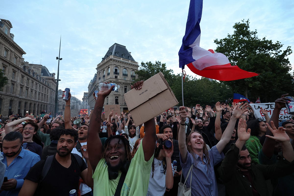 ফ্রান্সের পার্লামেন্ট নির্বাচনের দ্বিতীয় ধাপের ভোটে বামপন্থী দলগুলোর সবচেয়ে বেশি আসন পেতে যাওয়ার খবরে উচ্ছ্বাস প্রকাশ করেন সমর্থকেরা। প্যারিস, ৭ জুলাই, ২০২৪