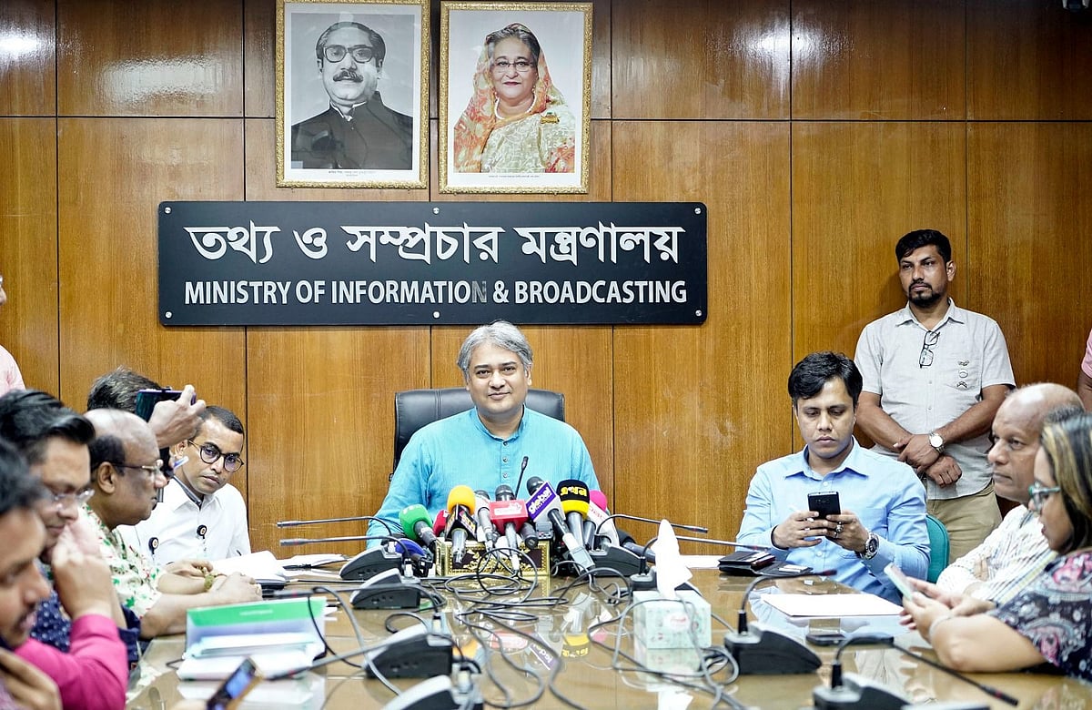 তথ্য ও সম্প্রচার প্রতিমন্ত্রী মোহাম্মদ আলী আরাফাত সচিবালয়ে প্রেস ব্রিফিংয়ে বক্তব্য দেন। ঢাকা, ১ জুলাই