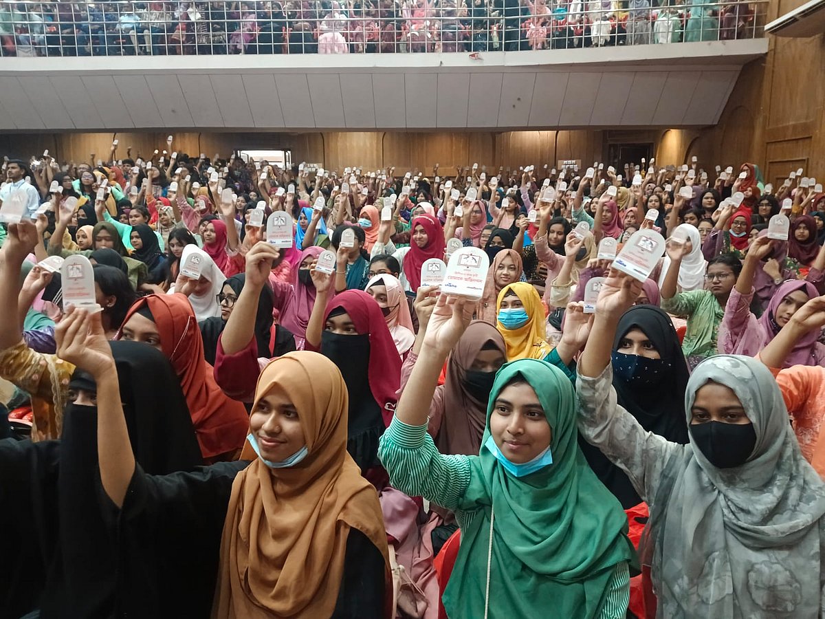 বৃষ্টি উপেক্ষা করে ময়মনসিংহ নগরের টাউন হলে তারেক স্মৃতি অডিটরিয়ামে উপস্থিত হয় শিক্ষার্থীরা। আজ শুক্রবার সকালে