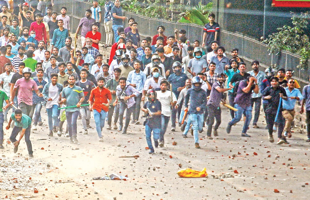 চট্টগ্রামের মুরাদপুর এলাকায় আন্দোলনকারী শিক্ষার্থীদের সঙ্গে পুলিশের সংঘর্ষ