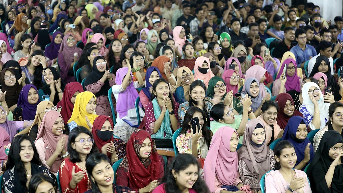 শিখো-প্রথম আলো জিপিএ–৫ কৃতী সংবর্ধনা অনুষ্ঠানে উচ্ছ্বসিত শিক্ষার্থীরা। বৃহস্পতিবার নারায়ণগঞ্জ সরকারি বালিকা উচ্চবিদ্যালয় মিলনায়তনে